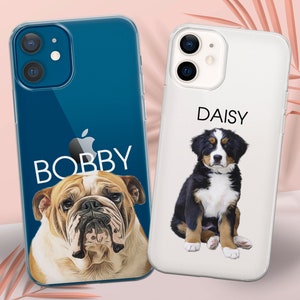 Pu&ograve; includere: Due custodie per telefono con ritratti di cani personalizzati. Una custodia &egrave; blu con un bulldog e il nome "BOBBY". L'altra &egrave; bianca con un cucciolo di bovaro del Bernese e il nome "DAISY".