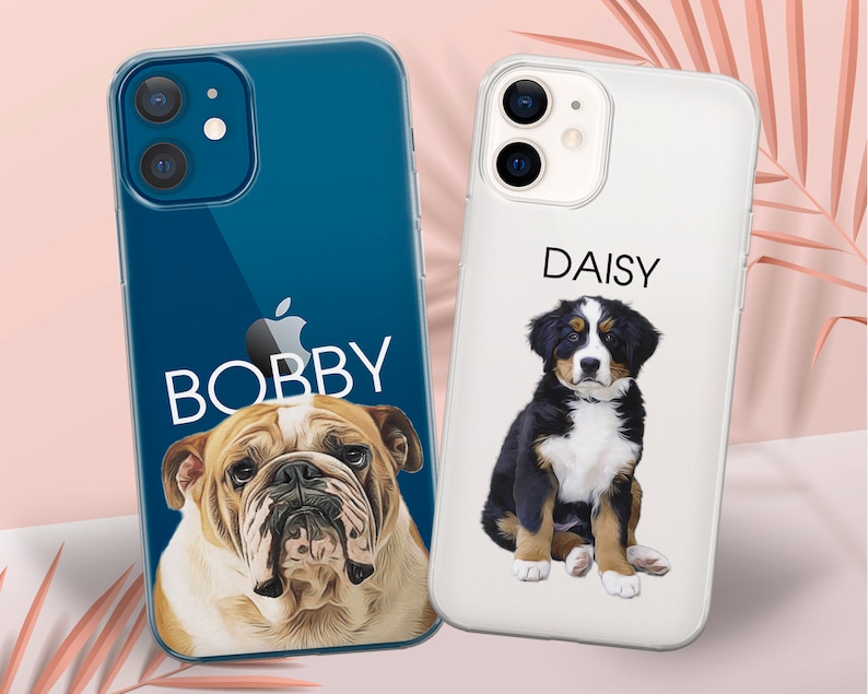 Pu&ograve; includere: Due custodie per telefono con ritratti di cani personalizzati. Una custodia &egrave; blu con un bulldog e il nome "BOBBY". L'altra &egrave; bianca con un cucciolo di bovaro del Bernese e il nome "DAISY".