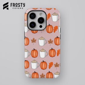 Puede incluir: Una funda para teléfono con fondo rosa claro que presenta un patrón repetitivo de calabazas naranjas, tazas blancas llenas de crema batida y hojas de otoño marrones. El diseño incluye un recorte para la cámara en la esquina superior izquierda.