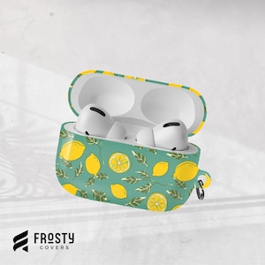 Könnte beinhalten: Set aus drei Keramikbechern mit gesprenkelter, matter Oberfläche. Jeder Becher hat eine andere Farbe: hellblau, creme und grau. Die Becher haben ein schlichtes, modernes Design und einen bequemen Griff.