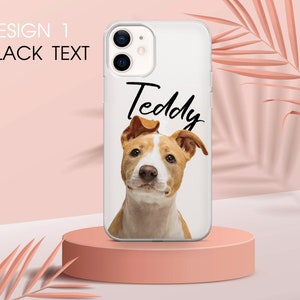 Pu&ograve; includere: Custodia trasparente per telefono con un ritratto di cane. Il cane ha il pelo marrone e bianco, e il nome "Teddy" &egrave; scritto in nero. Il testo "DESIGN 1 BLACK TEXT" &egrave; in alto a sinistra.