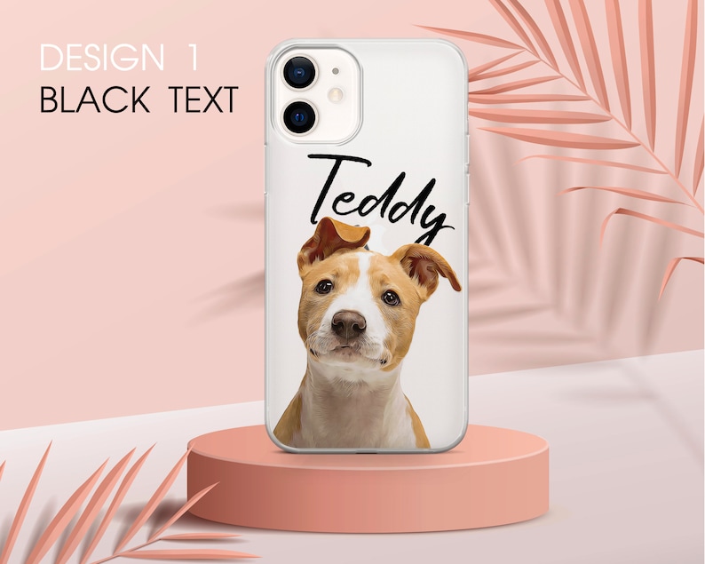 Pu&ograve; includere: Custodia trasparente per telefono con un ritratto di cane. Il cane ha il pelo marrone e bianco, e il nome "Teddy" &egrave; scritto in nero. Il testo "DESIGN 1 BLACK TEXT" &egrave; in alto a sinistra.