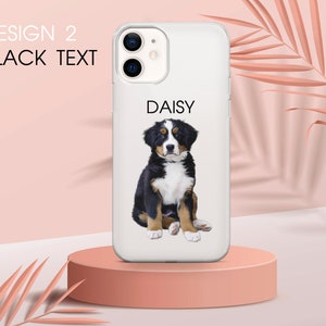 Pu&ograve; includere: Custodia trasparente per telefono con un'illustrazione di un cucciolo di Bovaro del Bernese. Il cane &egrave; nero, marrone e bianco, con il nome "DAISY" in testo nero sopra. Il testo "DESIGN 2 BLACK TEXT" &egrave; visibile in alto a sinistra.