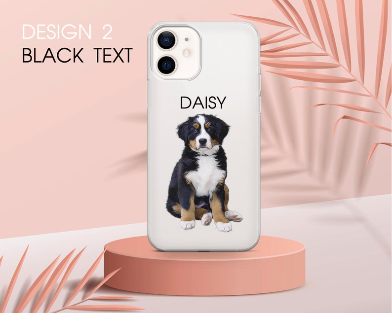 Pu&ograve; includere: Custodia trasparente per telefono con un'illustrazione di un cucciolo di Bovaro del Bernese. Il cane &egrave; nero, marrone e bianco, con il nome "DAISY" in testo nero sopra. Il testo "DESIGN 2 BLACK TEXT" &egrave; visibile in alto a sinistra.