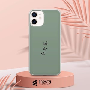 K&ouml;nnte beinhalten: Eine gr&uuml;ne Handyh&uuml;lle mit einem Design aus vier schwarzen Schmetterlingen. Die H&uuml;lle ist f&uuml;r ein iPhone konzipiert und hat ein klares Kameraobjektiv.