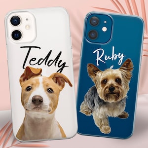 Pu&ograve; includere: Due custodie per telefono con ritratti di cani personalizzati. Una custodia &egrave; bianca con un cane marrone e bianco e il nome "Teddy". L'altra &egrave; blu con uno Yorkshire Terrier e il nome "Ruby".