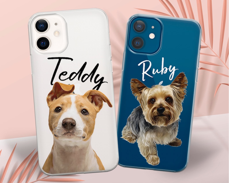 Pu&ograve; includere: Due custodie per telefono con ritratti di cani personalizzati. Una custodia &egrave; bianca con un cane marrone e bianco e il nome "Teddy". L'altra &egrave; blu con uno Yorkshire Terrier e il nome "Ruby".