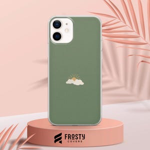K&ouml;nnte beinhalten: Eine gr&uuml;ne Handyh&uuml;lle mit einer wei&szlig;en Wolke und einem gelben Sonnen-Motiv. Die H&uuml;lle ist f&uuml;r ein iPhone.