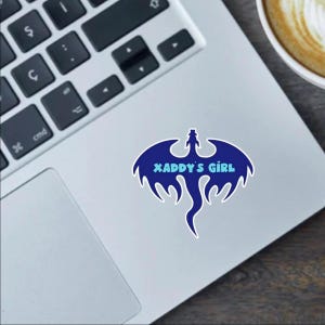 Xaddy's Girl 2,5 pouces autocollant, autocollant pour pare-chocs et aimant pour réfrigérateur Fourth Wing par Rebecca Yarros | Xaden Riorson et Violet Sorrengail Design