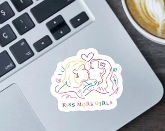 Sticker Kiss More Girls: grappig maandcadeau voor lesbiennes