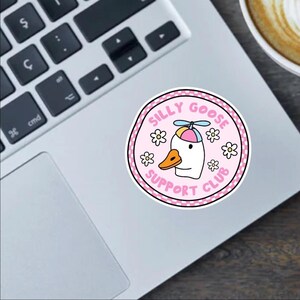 Silly Goose Support Club 2.5" Aufkleber - Lustiger Autoaufkleber oder Kühlschrankmagnet mit weißer Gans, lustiges Design, Geschenke für Sie