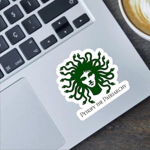 Petrify the Patriarchy 2,5 inch sticker en koelkastmagneet medusa sticker voor vrouwen, maak een einde aan het patriarchaat Griekse mythologie vinyl sticker + magneet