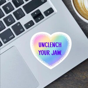 Adesivo a forma di cuore &quot;Unclench Your Jaw&quot;, adesivo per paraurti e magnete - vinile terapeutico da 2,5 pollici - salute mentale, ansia, depressione
