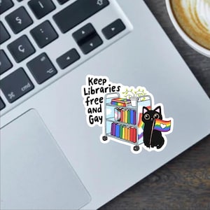 Keep Libraries Free and Gay 2,5-inch sticker, bumpersticker of magneet - voor boekenliefhebbers en bibliothecarissen | Boekenachtig cadeau voor lezers