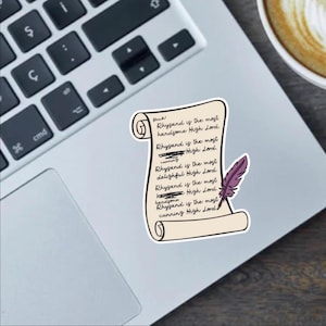 Könnte beinhalten: Eine Pergamentrolle mit einer violetten Federkiel, die die Eigenschaften von Rhysand, einer fiktiven Figur, auflistet. Der Text lautet: "Rhysand ist der schönste Hohe Herr. Rhysand ist der gerissenste Hohe Herr. Rhysand ist der entzückendste Hohe Herr. Rhysand ist der schönste Hohe Herr. Rhysand ist der gerissenste Hohe Herr."