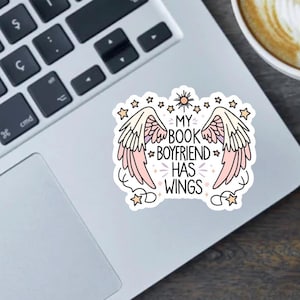 Pegatina de 2,5 pulgadas &quot;Mi novio de libros tiene alas&quot;, pegatina para parachoques o imán - pegatina literaria, regalos para lectores