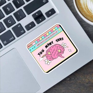 My Brain Has Too Many Tabs Open - 2,5 inch sticker, bumpersticker en magneet - stickers met drie kopjes voor ADHD, autisme, neurodivergente geschenken