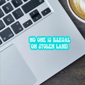 Nikt nie jest nielegalny na skradzionej ziemi - 2,5-calowa naklejka na laptopa + wodoodporna naklejka dla wolnych duchów i Amerykanów