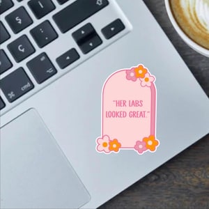 Lustiger Chronischer Krankheit Grabstein 6,5 cm Aufkleber, Kühlschrankmagnet, Autoaufkleber - Humor Vinyl Aufkleber Design mit Blumen für kranke Menschen