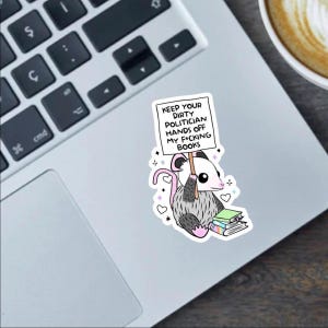Mantenha suas mãos sujas de político longe dos meus livros de merda Adesivo de 2,5 polegadas, adesivo de para-choque + ímã | Eu leio livros proibidos - Funny Possum Design