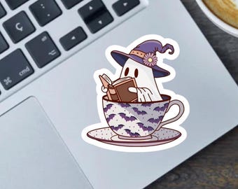 Sticker fantôme lisant : fille livresque dans une tasse de thé, sticker pour ordinateur portable