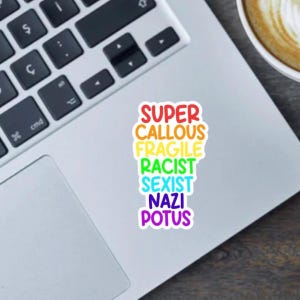 Super Callous Fragile Racist Sexist Neonazi POTUS 2,5-Zoll-Aufkleber und Magnet - Auto- und Kühlschrankmagnete und Vinyl-Aufkleber für Pride und Democracy