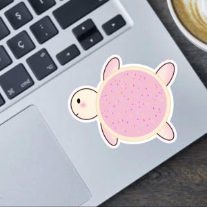 Zuckerkeks Meeresschildkröte - Handgezeichneter süßer Dessert Tier Aufkleber, Magnet oder Autoaufkleber - Procreate Kunst - Kawaii Pink Frosted Vinyl Decor