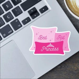 Sticker princesse pourriture du lit 2,5 pouces, autocollant pour pare-chocs ou aimant de réfrigérateur Sticker vinyle amusant pour ordinateur portable avec coussins roses - joli design de santé mentale