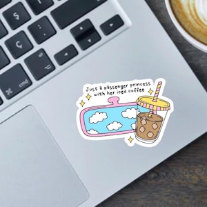 Apenas uma princesa passageira com seu café gelado, adesivo de 2,5 polegadas, ímã, adesivo de para-choque, decalque de aquarela para laptop, presente para amantes de cafeína