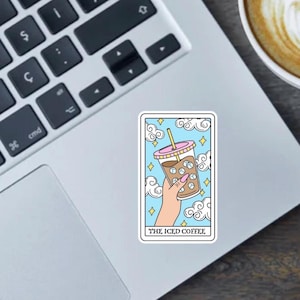 Adesivo de carta de tarô Iced Coffee de 2,5", ímã ou adesivo para para-choque, decalque de aquarela para laptop, presente para amantes de cafeína, design de nuvem feminino