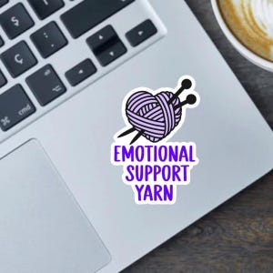 Emotional Support Yarn 6,5 cm Aufkleber, Autoaufkleber und Magnet - wasserfester Aufkleber für Strickerinnen und Häkelerinnen | Stricken und Häkeln