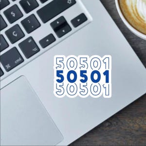 Peut inclure: Un autocollant blanc avec le numéro 50501 répété trois fois dans un design empilé. Les chiffres sont soulignés en blanc et remplis de bleu.