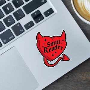 Calcomanía de vinilo resistente al agua con forma de corazón y cuernos de diablo de Smut Reader, divertida, de 2,5 pulgadas, para parachoques o imán, ideal como regalo para amantes de los libros.