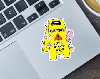 Fed Up Feminist Ahead-klistermärke: Glansigt vinyldekal för laptop