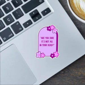 Lustiger Chronischer Krankheit Grabstein 6,5 cm Aufkleber, Kühlschrankmagnet, Autoaufkleber - Humor Vinyl Aufkleber Design mit Blumen für kranke Menschen