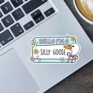 Hello, I Am a Silly Goose 6,5 cm Aufkleber - Lustiger Autoaufkleber oder Kühlschrankmagnet mit Name des Gänses, lustige Aufkleber, Geschenke für Sie