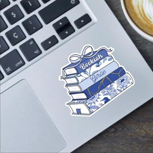 Chinoiserie Bookish Girlie 2,5 inch sticker, bumpersticker of magneet voor boekenmeisjes! Leuk, elegant boekstapelontwerp, coquette toile strik