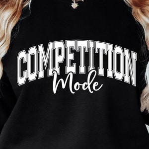 Puede incluir: Sudadera negra con la frase "COMPETITION Mode" en letras blancas. La sudadera tiene cuello redondo y mangas largas. El texto "SVG PNG DXF" y "#1459" está en la parte inferior de la imagen.