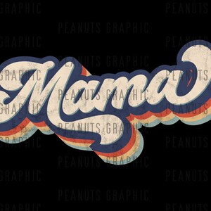 Puede incluir: Dise&ntilde;o gr&aacute;fico de estilo retro con la palabra "Mama" en una fuente colorida y en capas. El texto est&aacute; en un esquema de color azul, blanco, rojo y amarillo con un aspecto vintage y desgastado.