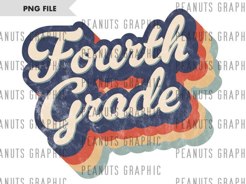 Op de afbeelding: Retro-grafisch ontwerp met de tekst "Fourth Grade" in een kleurenschema van blauw, wit en rood. De tekst is gestyled met een golvend, gelaagd effect.