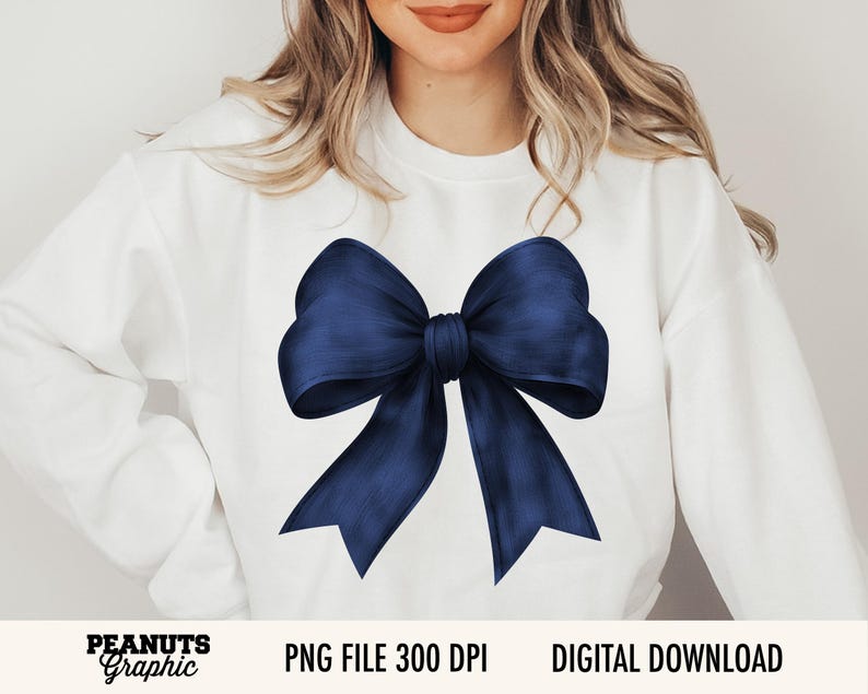 Op de afbeelding: Witte sweatshirt met een grote, marineblauwe strik. De strik heeft een gedetailleerd, getextureerd uiterlijk. De tekst "PNG FILE 300 DPI" en "DIGITAL DOWNLOAD" staan onderaan. Het merk "Peanuts Graphic" is ook zichtbaar.