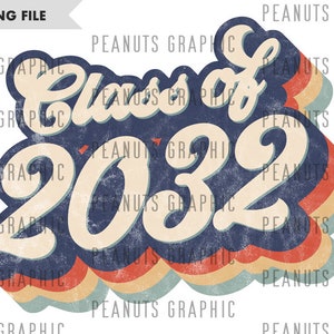 Puede incluir: Un diseño de graduación de estilo retro con el texto "Class of 2032" en un esquema de colores azul, blanco y rojo. El texto está estilizado con un efecto ondulado y superpuesto.