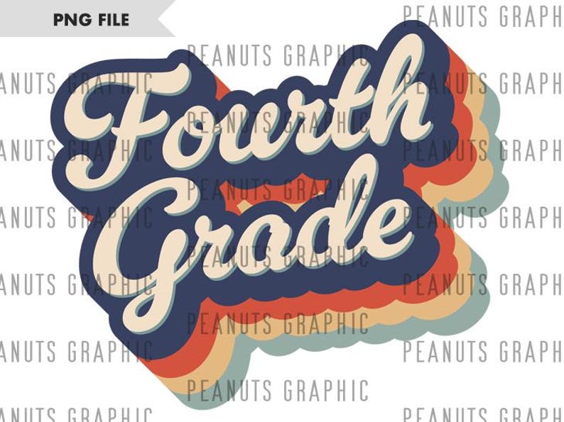 Op de afbeelding: Vierde klas in een retro regenboogontwerp. De tekst is in een vetgedrukt, cursief lettertype met een vintage gevoel.