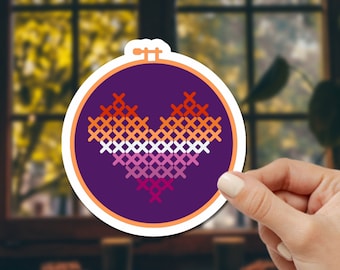 Pegatina de vinilo de bordado de punto de cruz de corazón lésbico, mercancía de orgullo, bandera lesbiana, calcomanía de inclusión, mercancía de igualdad, accesorio de orgullo