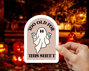 Pegatina "Demasiado mayor para esta hoja", pegatina para computadora portátil, calcomanía para botella de agua, fantasma espeluznante de Halloween, truco o trato, pegatina divertida, regalo de canasta de abucheos