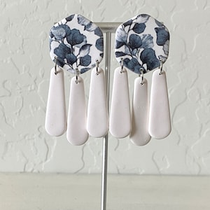 bloemen oorbellen klei, biologische oorbellen, statement oorbellen wit, handgemaakte sieraden voor haar, verjaardagscadeau-ideeën voor weegschaal, bestsellers