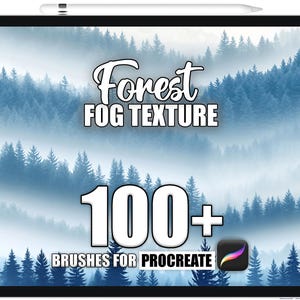 Może przedstawiać: Cyfrowy tablet wyświetla mglistą scenę leśną z tekstem "Forest FOG TEXTURE" i "100+ BRUSHES FOR PROCREATE". Ikona aplikacji Procreate znajduje się w prawym dolnym rogu. Pióro spoczywa na górze.