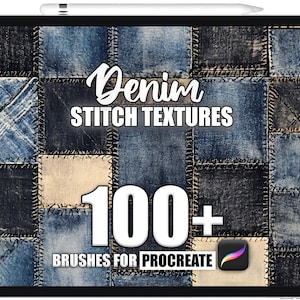 Può includere: Un tablet digitale mostra un patchwork di texture denim. Il testo "Denim Stitch Textures" è in alto, con "100+ Brushes for Procreate" in basso. Una penna è appoggiata sulla parte superiore del tablet.