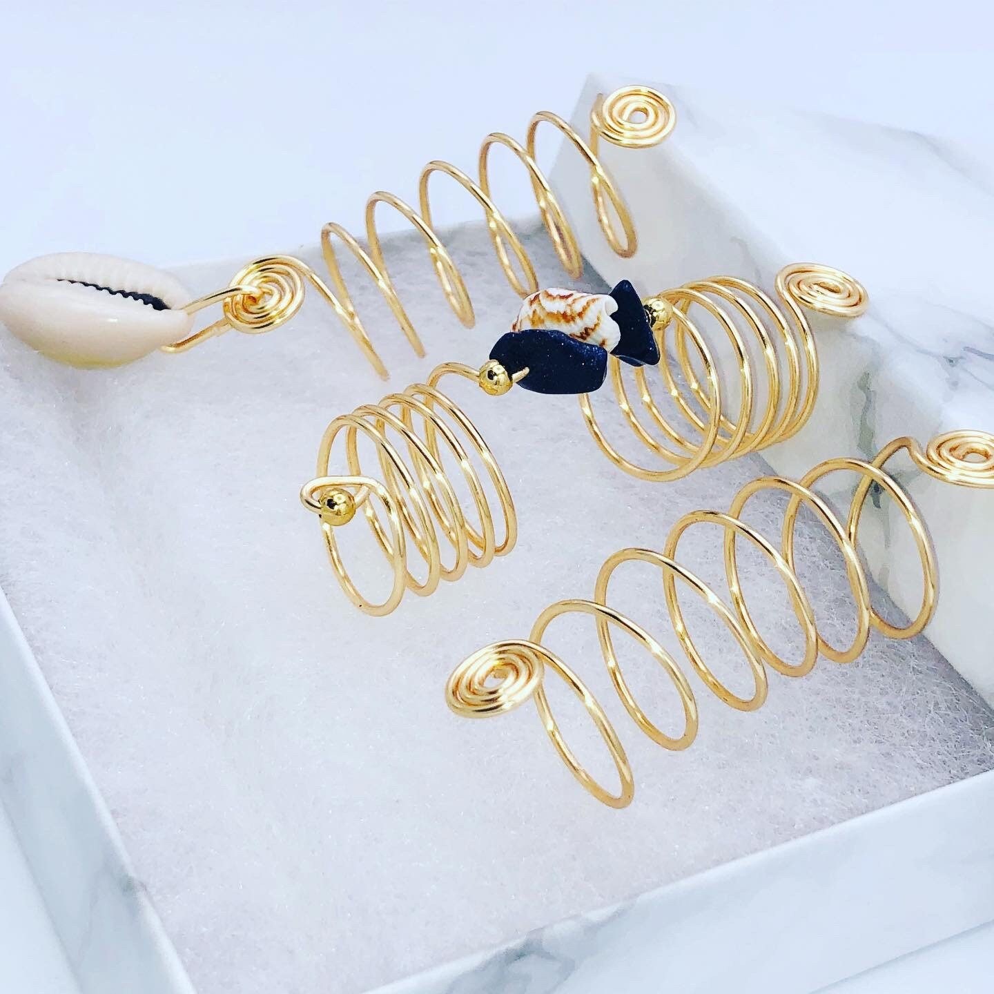 Joli Set De Bijoux Dorés Style Coquillage Avec Collier Et Boucles D'oreilles - Parure Complète