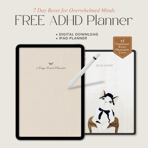 Puede incluir: Un planificador digital para el TDAH, con el texto "FREE ADHD Planner". La imagen muestra dos tabletas, una con el texto "7 Days Reset Planner" y la otra con una ilustración de gato y las palabras "MY PLANNER".